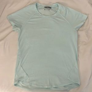RARE oiselle fly out short sleeve in frost
